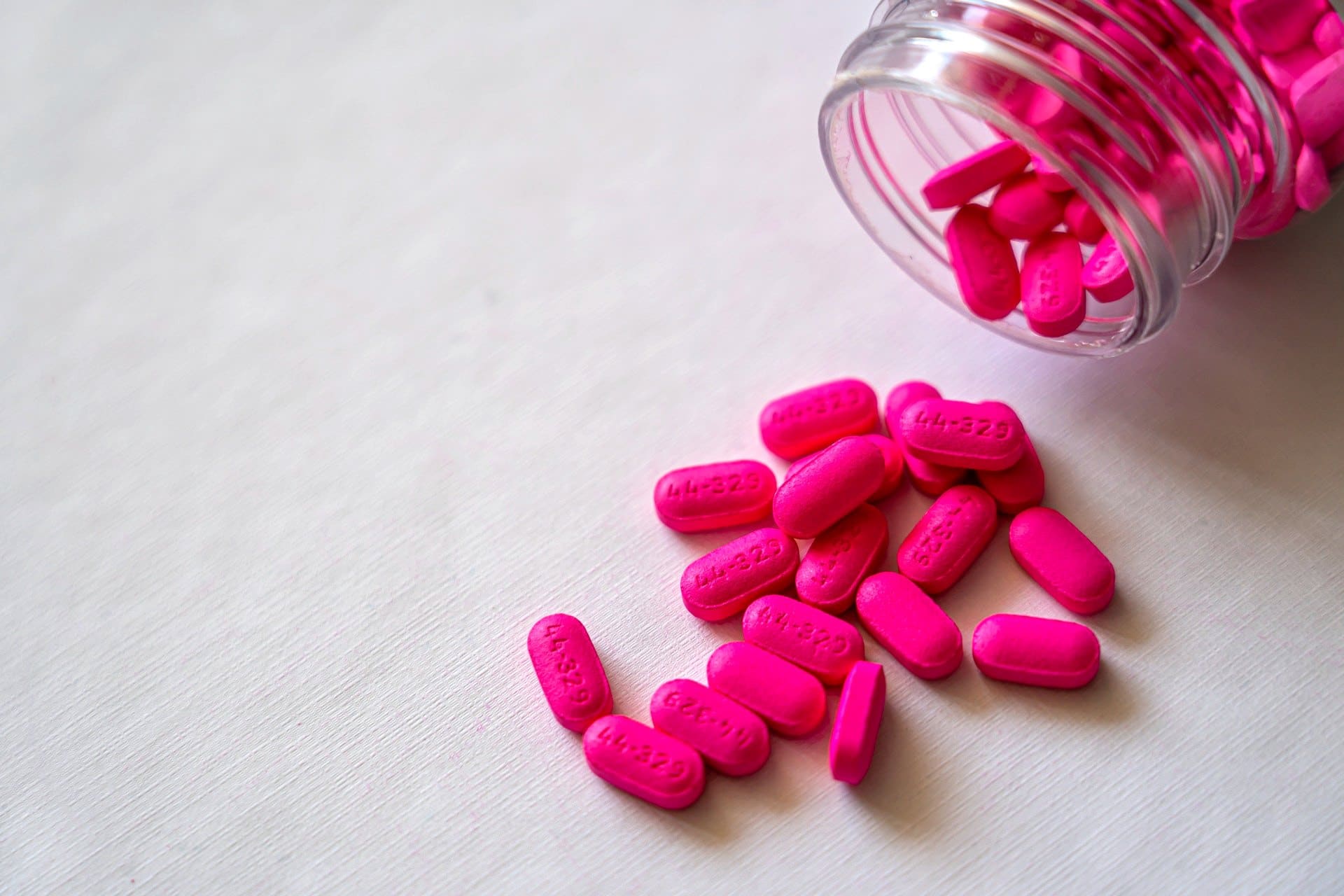 Розовые таблетки название. Розовые таблетки. Антибиотик розовые таблетки. Розовые таблетки от аллергии.